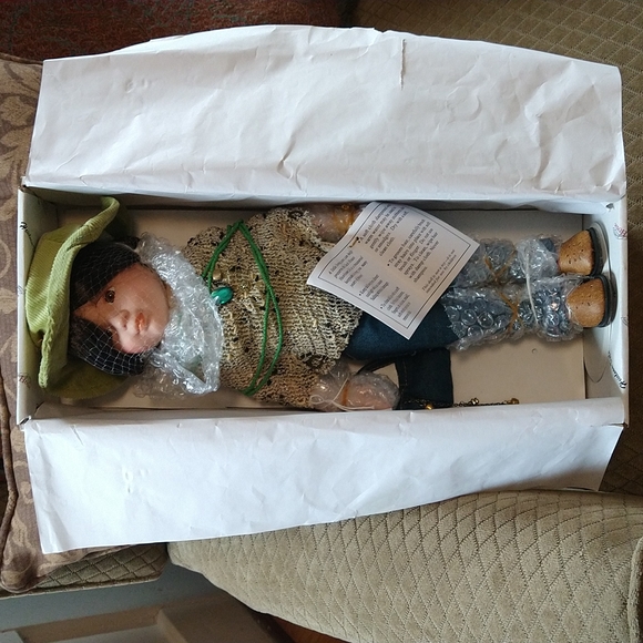 Duck House Heirloom doll Isabelle in box - Picture 2 of 8